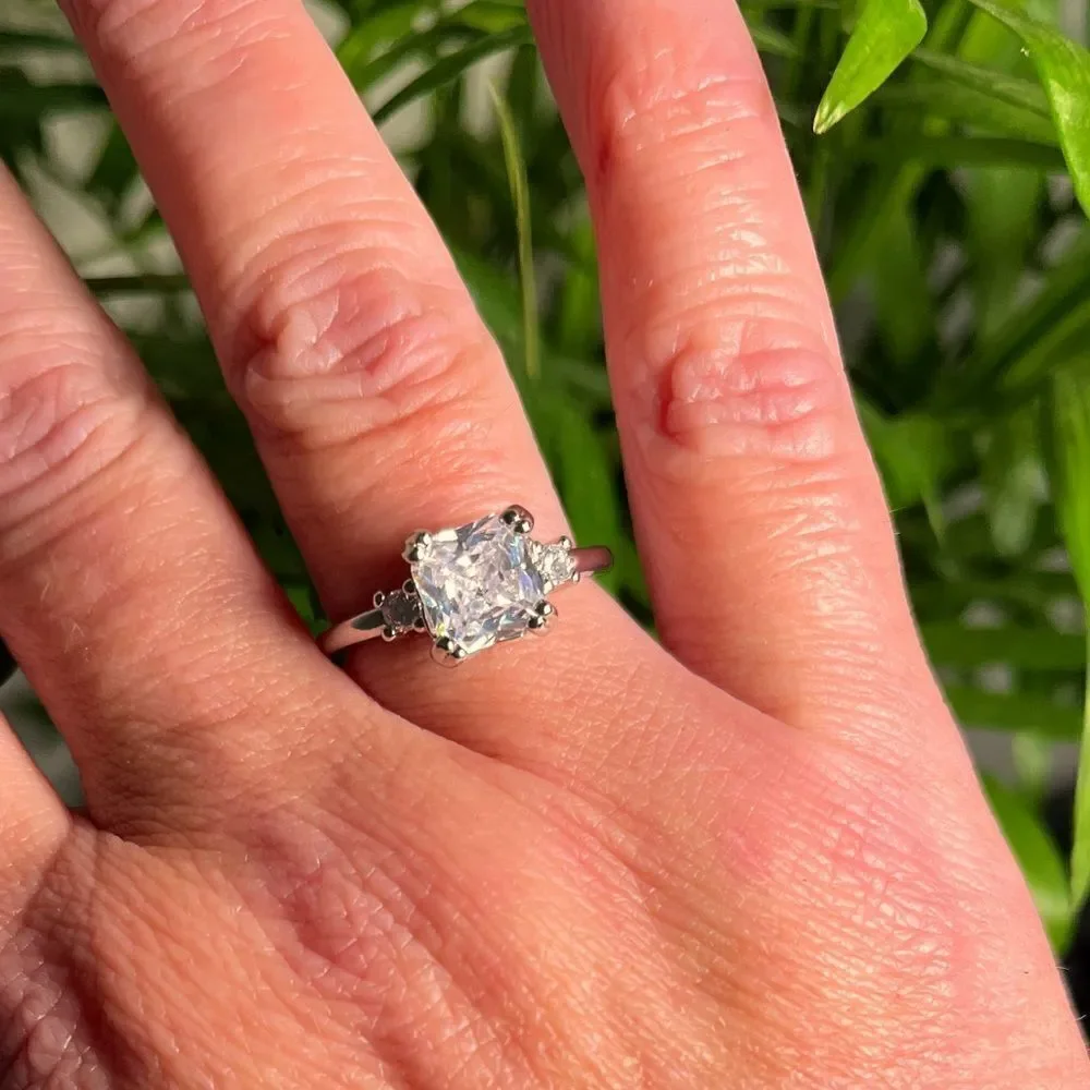 The Cushion Cut Classic in 925 and cubic zirconia.